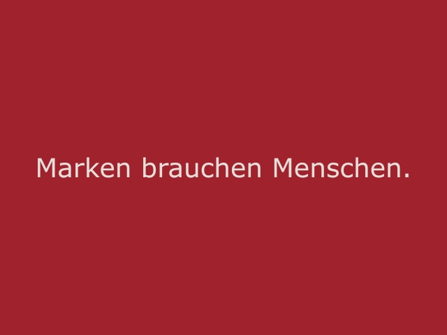 Roter Hintergrund mit beiger Schrift „Marken brauchen Menschen“, modernes Statement für authentisches Promotion Marketing und erlebbare Markenkommunikation von cinnamon