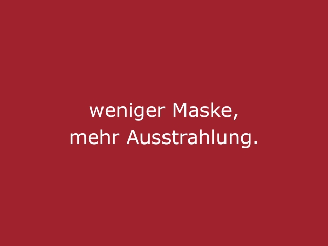 Roter Hintergrund mit beiger Schrift „Weniger Maske, mehr Ausstrahlung“, modernes Statement für Visagistinnen, Hosts und Hostessen von cinnamon bei stilvollen Events