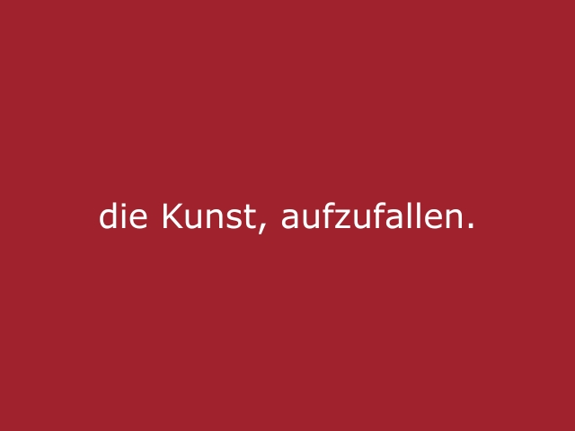 Roter Hintergrund mit beiger Schrift „Die Kunst, aufzufallen“, kreatives Statement für auffällige Walking Acts, Promotion und aufmerksamkeitsstarke Markeninszenierungen von cinnamon