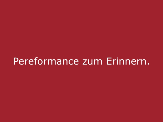 Roter Hintergrund mit beiger Schrift „Performance zum Erinnern“, auffälliges Statement für Walking Acts, Promotion und unvergessliche Markeninszenierungen von cinnamon