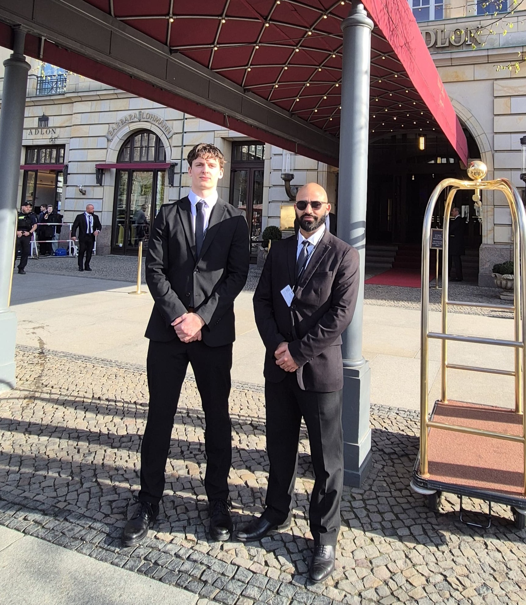 Pagen vor dem Eingang der Cartier Boutique, eleganter Empfangsservice bei Luxus-Event, Promotion und exklusiver Markenveranstaltung