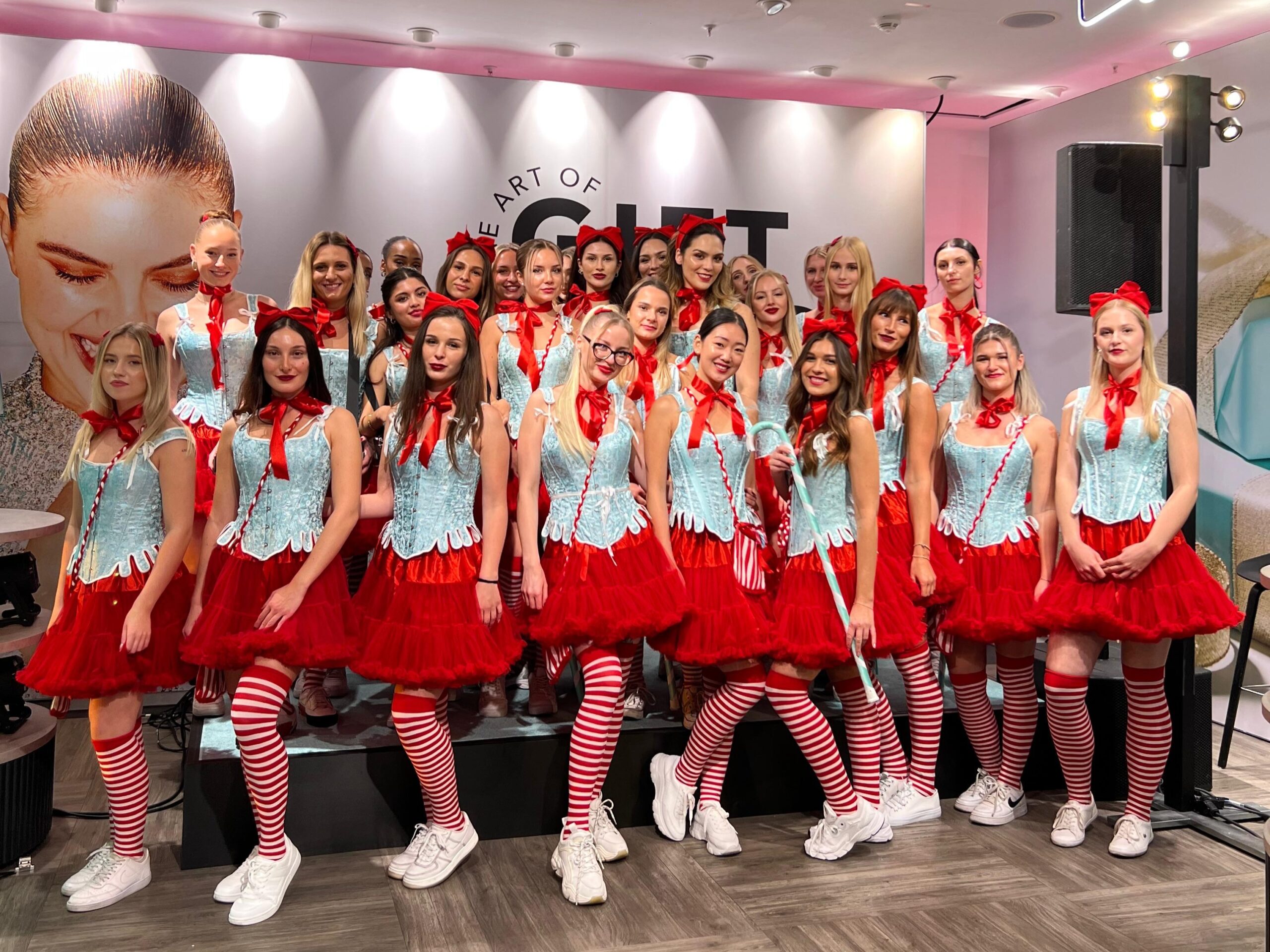 Hostessen im Walking-Act Outfit für Douglas vor einer Fotowand, auffällige Promotion mit roten Tüllröcken und kreativer Markeninszenierung bei Event und Messe
