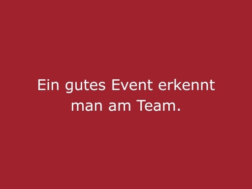 Roter Hintergrund mit beiger Schrift „Ein gutes Event erkennt man am Team“, modernes Statement für cinnamon Eventpersonal, Hospitality und professionelle Veranstaltungen in Düsseldorf