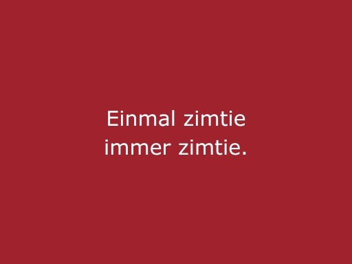 Roter Hintergrund mit beiger Schrift „Einmal zimtie, immer zimtie“, modernes Statement für cinnamon Hospitality, Promotion und echtes Teamgefühl bei Events in Frankfurt