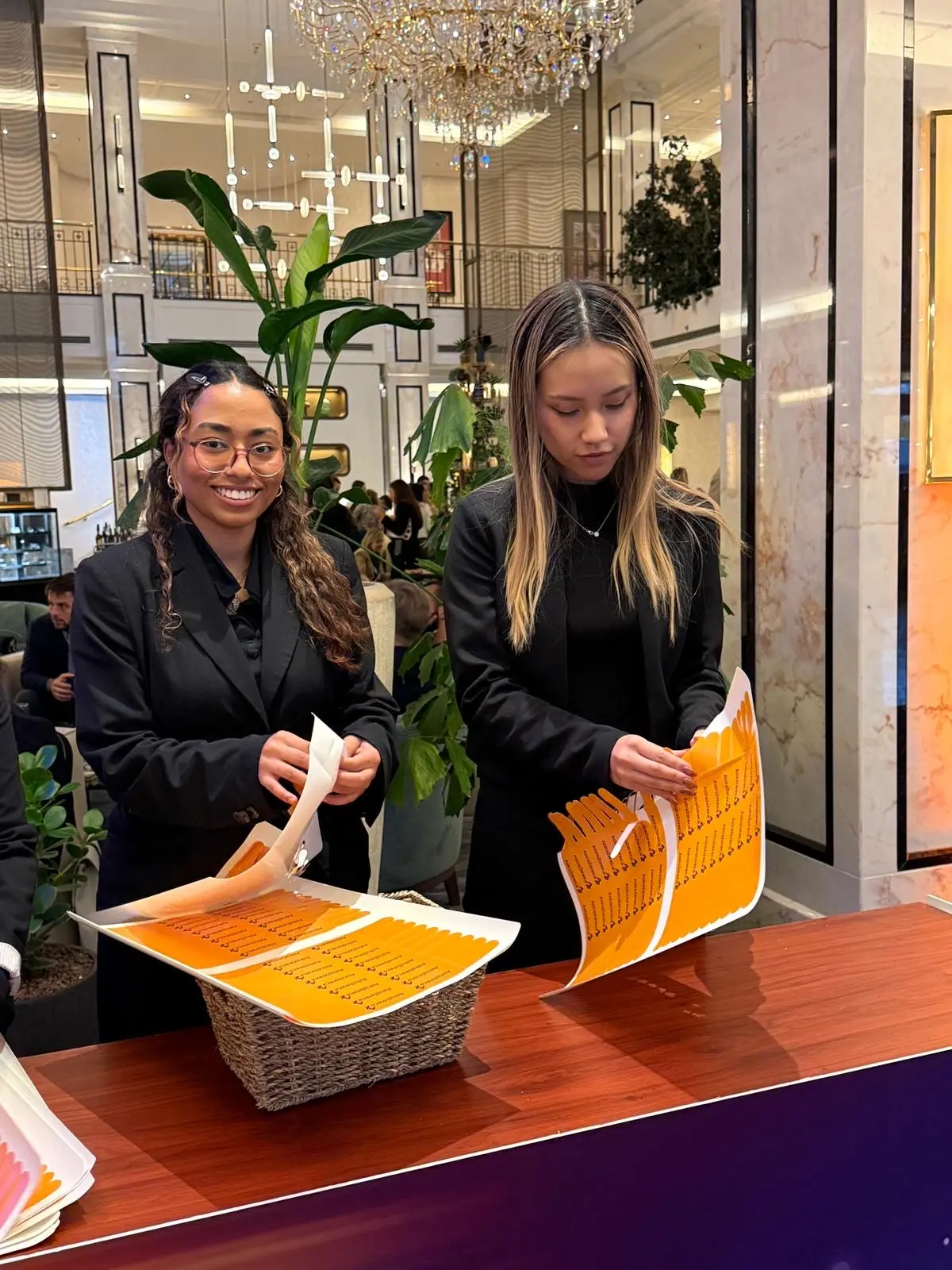 Hostessen bereiten Badges für die Akkreditierung vor, professioneller Check-in und Organisation bei Event, Messe und Konferenz