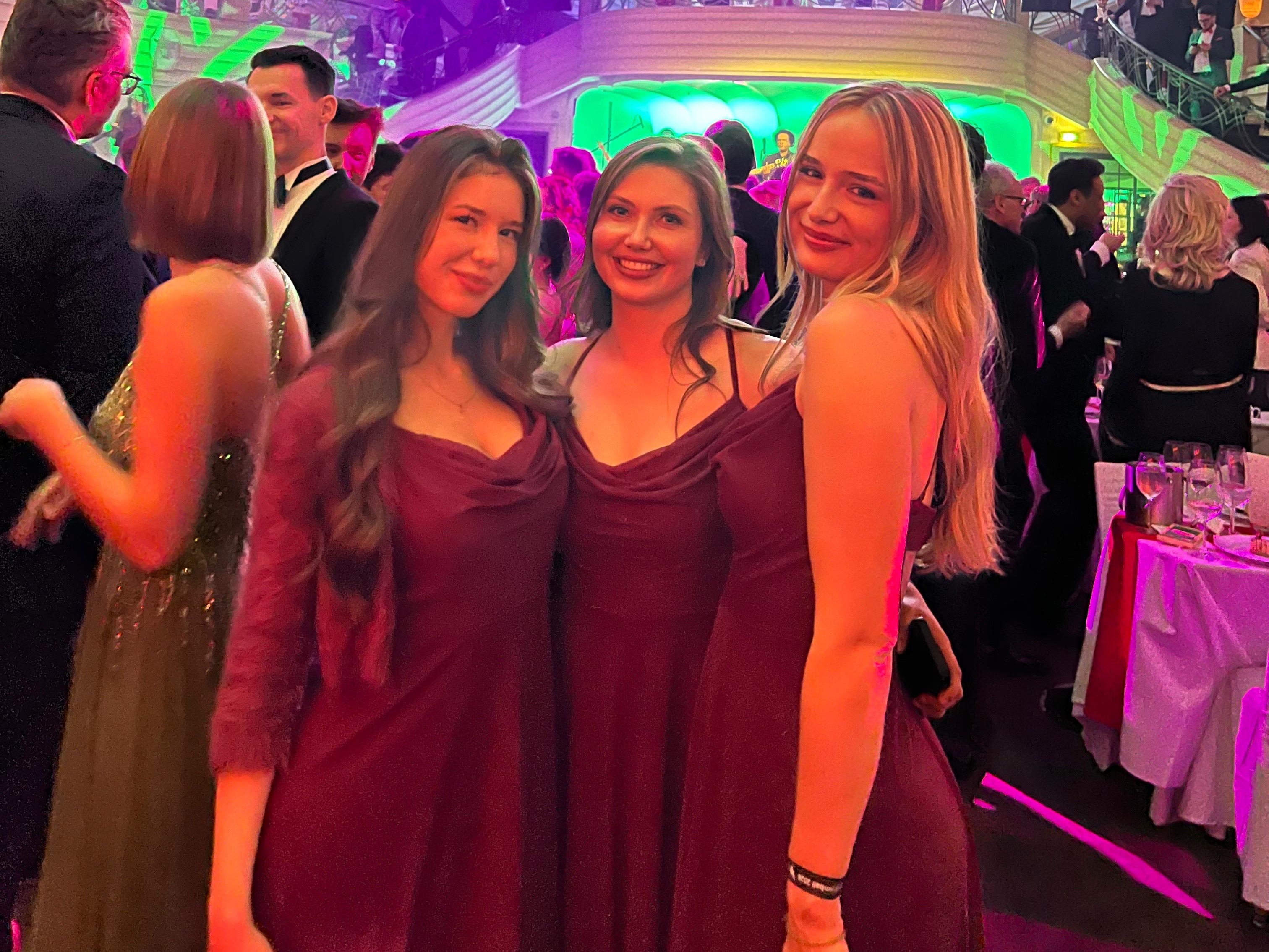Drei Hostessen in eleganter Abendgarderobe bei einem Event, stilvoller Empfangsservice und professioneller Gala-Auftritt von cinnamon