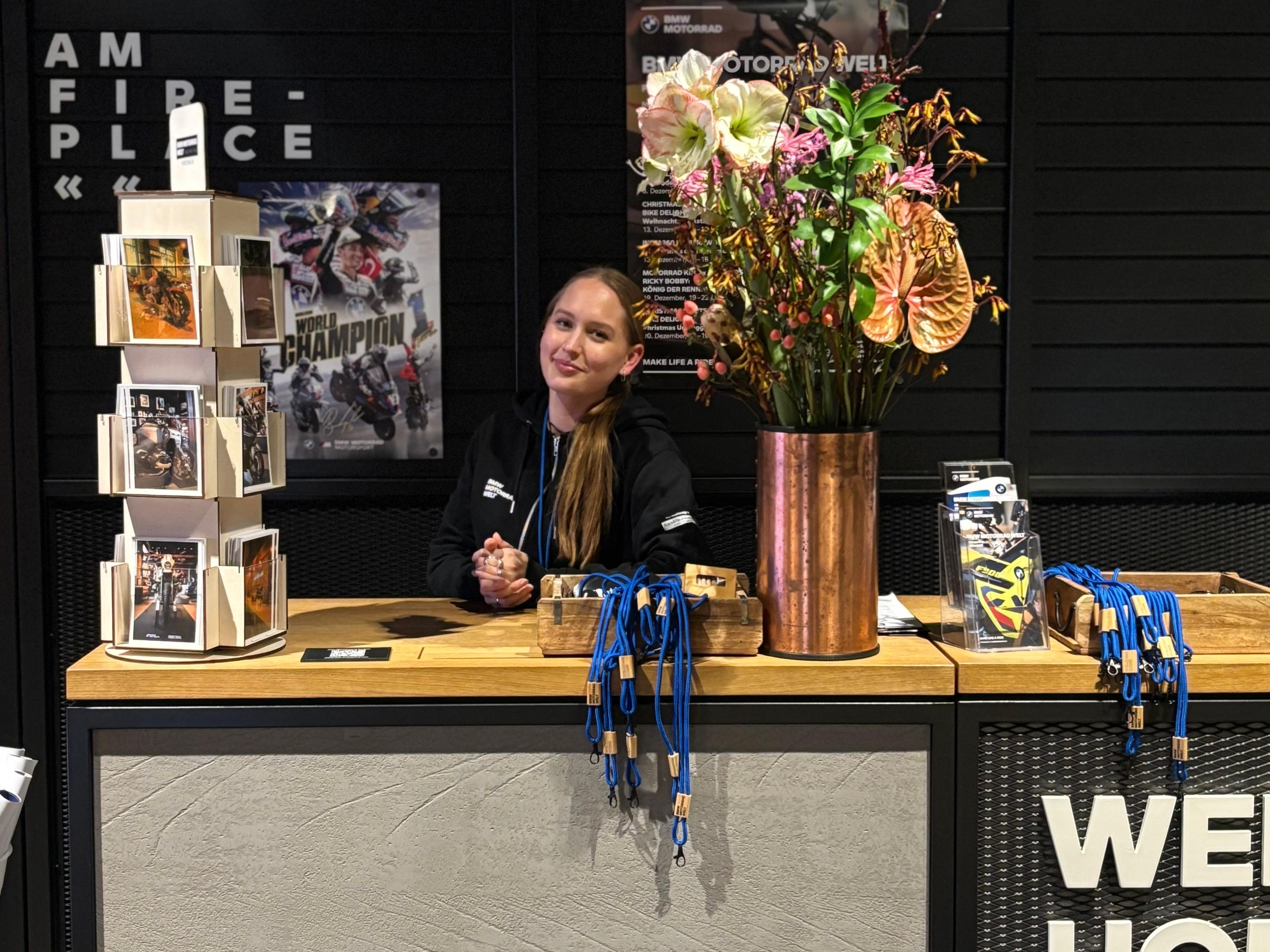 Hostess hinter der Akkreditierung mit Blumenwand in Mainz, professioneller Empfangsservice von cinnamon bei Event und Gala Veranstaltung