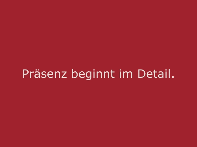 Roter Hintergrund mit beiger Schrift „Präsenz beginnt im Detail“, stilvolles Statement für Eventhostessen, Hospitality und professionelle Gästebetreuung