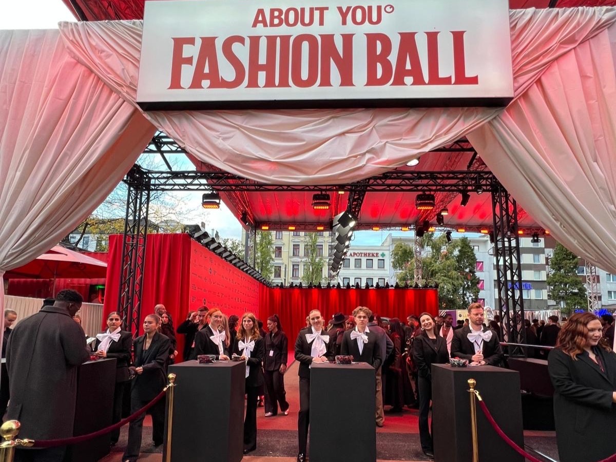 Hostessen bei der Akkreditierung einer Fashion Show, eleganter Empfangsservice und professionelle Gästebetreuung bei Modeevent und Runway Veranstaltung