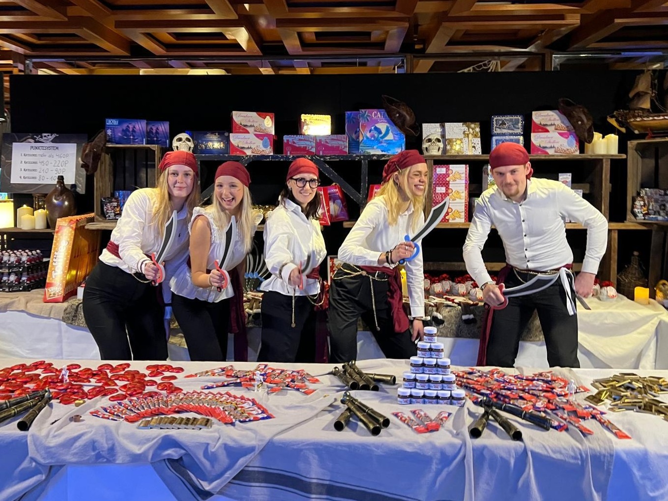 Hostessen im Piraten-Outfit in Frankfurt verteilen Sampling-Produkte, auffällige Promotion und kreative Markenrepräsentation bei Event und Straßenaktion