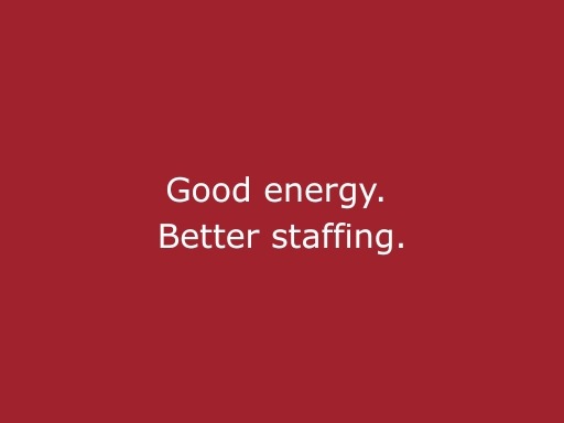 Roter Hintergrund mit beiger Schrift „Good energy, better staffing“, modernes Statement für cinnamon Hospitality, Eventpersonal und professionelle Veranstaltungen in München