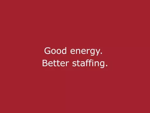 Roter Hintergrund mit beiger Schrift „Good energy, better staffing“, modernes Statement für cinnamon Hospitality, Eventpersonal und professionelle Veranstaltungen in München