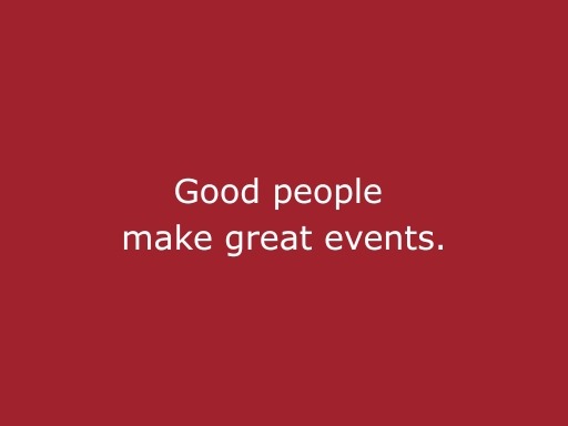 Roter Hintergrund mit beiger Schrift „Good people make great events“, modernes Statement für cinnamon Hospitality, Eventpersonal und professionelle Veranstaltungen in Hamburg