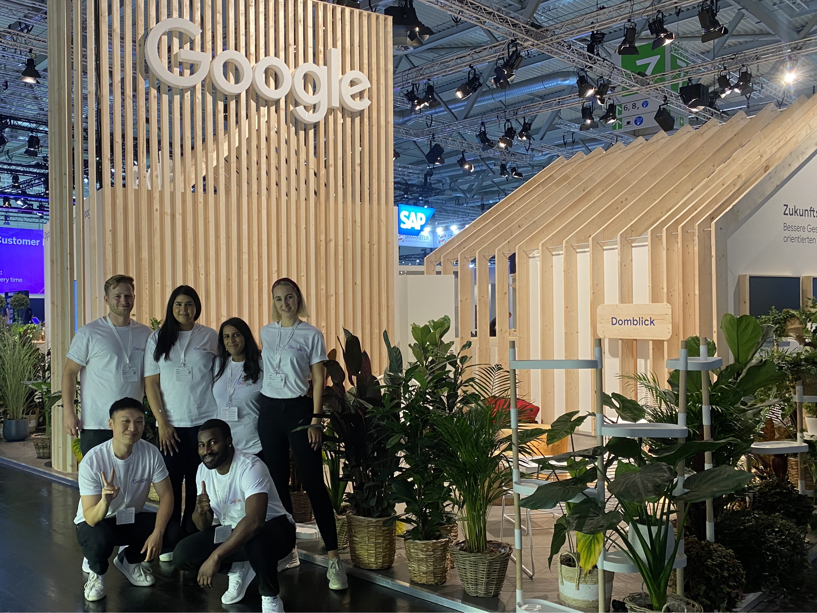 Hosts und Hostessen bei einer Google Messe in Freiburg in weißen T-Shirts und schwarzen Jeans, lächelnder Promotion- und Empfangsservice bei Event und Markenpräsentation