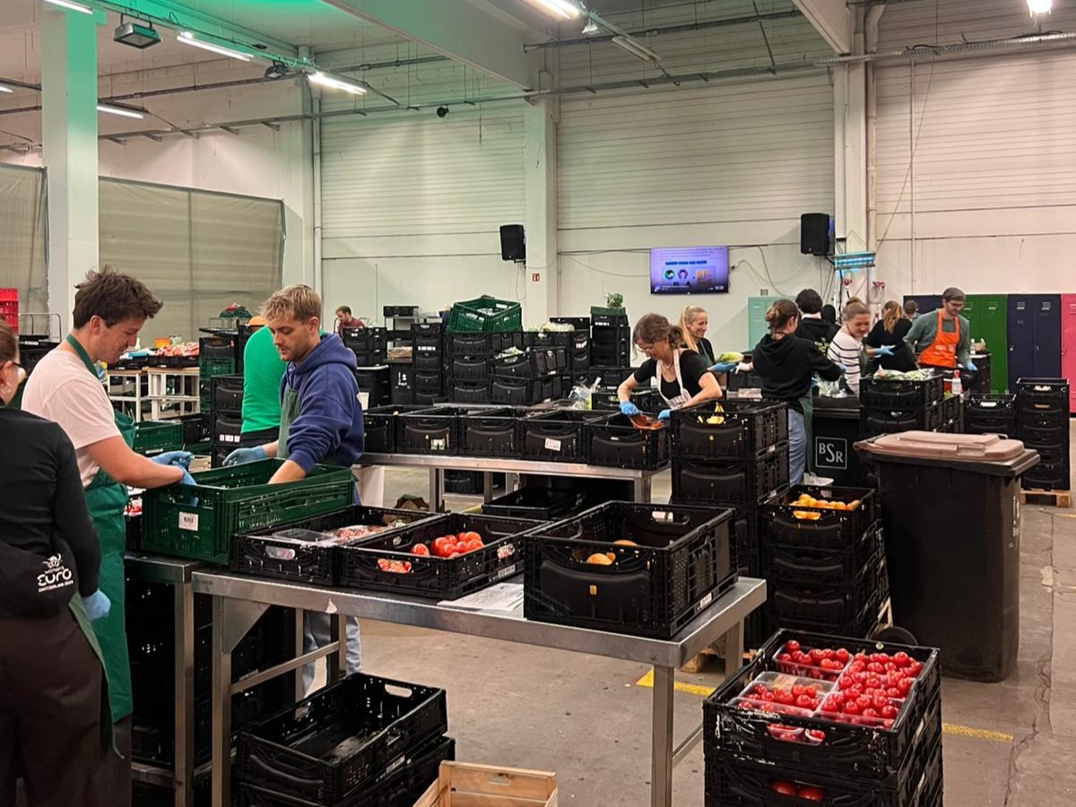 Hands Auf- und Abbauhelferinnen arbeiten im Food-Bereich hinter den Kulissen einer Veranstaltung, professioneller Eventservice und Catering-Support