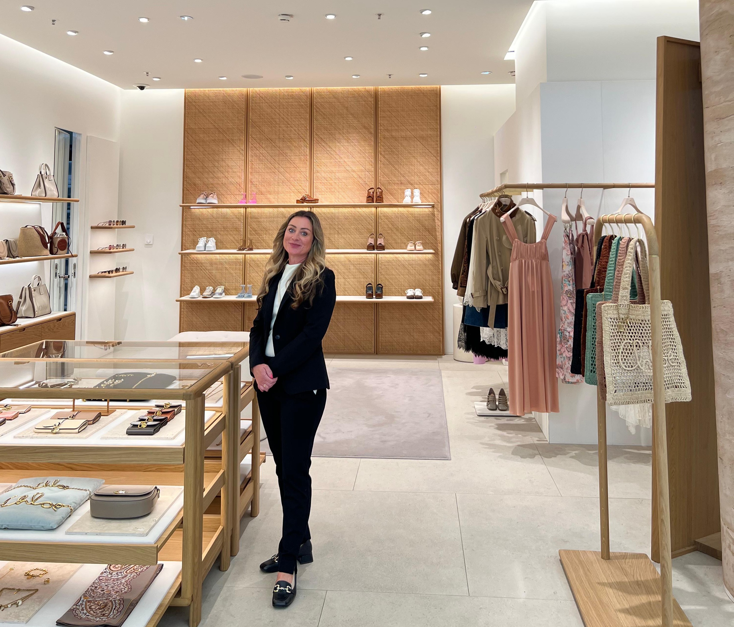 Hostess im Chloé Store in Bremen im eleganten Business-Outfit, professioneller Empfangsservice bei Luxus-Event und Markenpräsentation