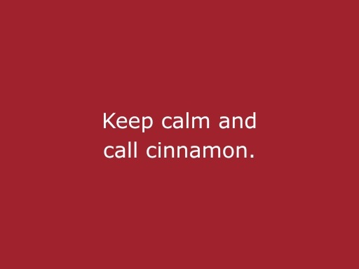 Roter Hintergrund mit beiger Schrift „Keep calm and call cinnamon“, modernes Statement für cinnamon Hospitality, Eventpersonal und professionelle Veranstaltungen