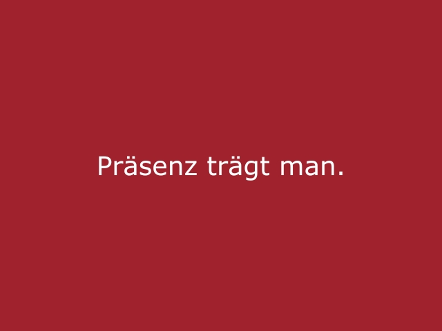 Roter Hintergrund mit beiger Schrift „Präsenz trägt man“, stilvolles Statement für cinnamon Outfits, Eventkleidung und professionelle Hospitality Looks