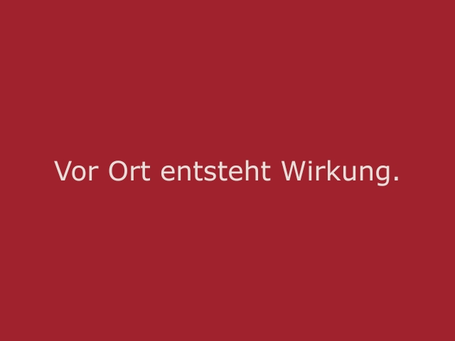 Roter Hintergrund mit beiger Schrift „Vor Ort entsteht Wirkung“, modernes Statement für Promotion, Markenaktivierung und erlebbare Marketingkampagnen von cinnamon.
