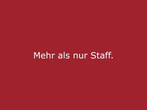 Roter Hintergrund mit beiger Schrift „Mehr als nur Staff“, modernes Statement für cinnamon Hospitality, Eventpersonal und besondere Veranstaltungen in Saarbrücken