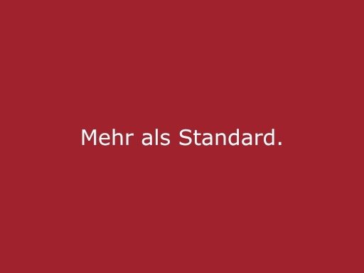 Roter Hintergrund mit beiger Schrift „Mehr als Standard“, modernes Statement für cinnamon, professionelles Eventpersonal und besondere Hospitality Einsätze in Berlin