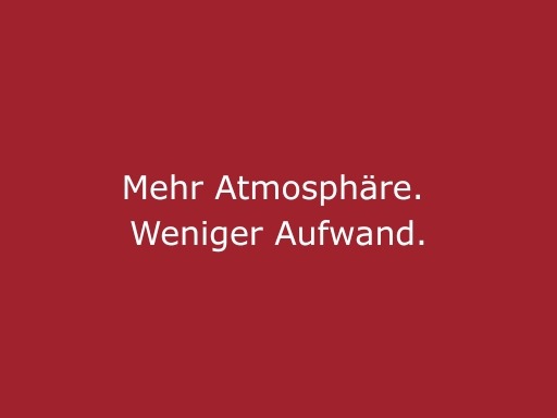 Roter Hintergrund mit beiger Schrift „Mehr Atmosphäre, weniger Aufwand“, modernes Statement für cinnamon Eventpersonal, Hospitality und stilvolle Veranstaltungen in Köln