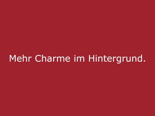 Roter Hintergrund mit beiger Schrift „Mehr Charme im Hintergrund“, modernes Statement für cinnamon Hospitality, Eventpersonal und stilvolle Veranstaltungen in Rostock