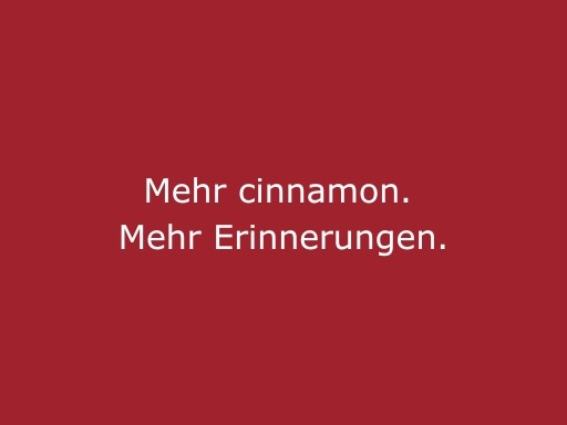 Roter Hintergrund mit beiger Schrift „Mehr cinnamon, mehr Erinnerungen“, modernes Statement für cinnamon Hospitality, Eventpersonal und unvergessliche Veranstaltungen
