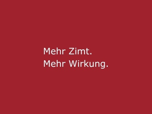 Roter Hintergrund mit beiger Schrift „Mehr Zimt, mehr Wirkung“, modernes Statement für cinnamon Hospitality, Eventpersonal und besondere Veranstaltungen in Freiburg