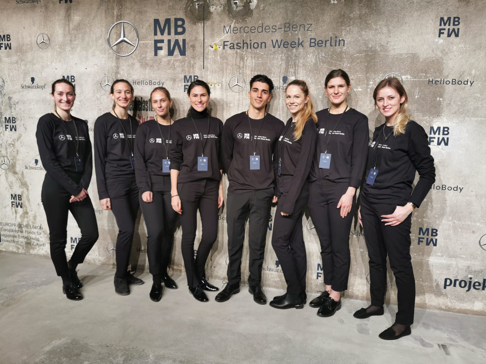Hosts und Hostessen in Dortmund vor einer Mercedes-Benz Fotowand im All-Black Look, eleganter Promotion- und Empfangsservice bei Premium Event und Markenpräsentation