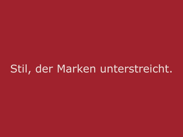 Roter Hintergrund mit beiger Schrift „Stil, der Marken unterstreicht“, elegantes Statement für Modelhosts, Modelhostessen und professionelles Hospitality Personal von cinnamon