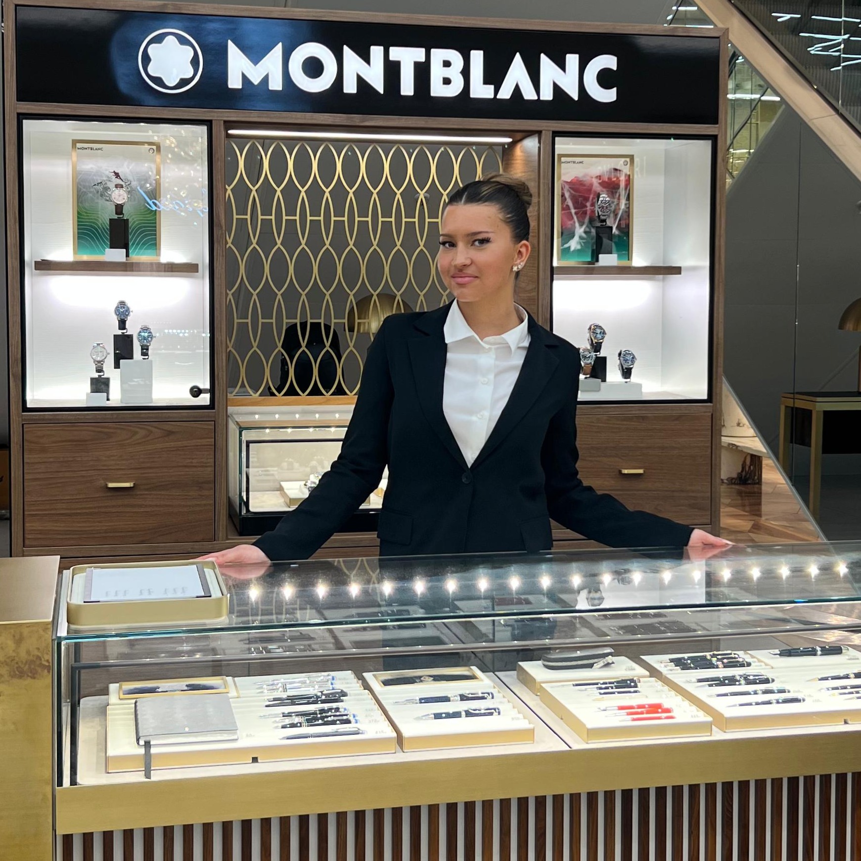 Hostess im Einsatz für Montblanc Sampling in Stuttgart, stilvolle Promotion und professionelle Markenaktivierung von cinnamon bei Event und Produktpräsentation