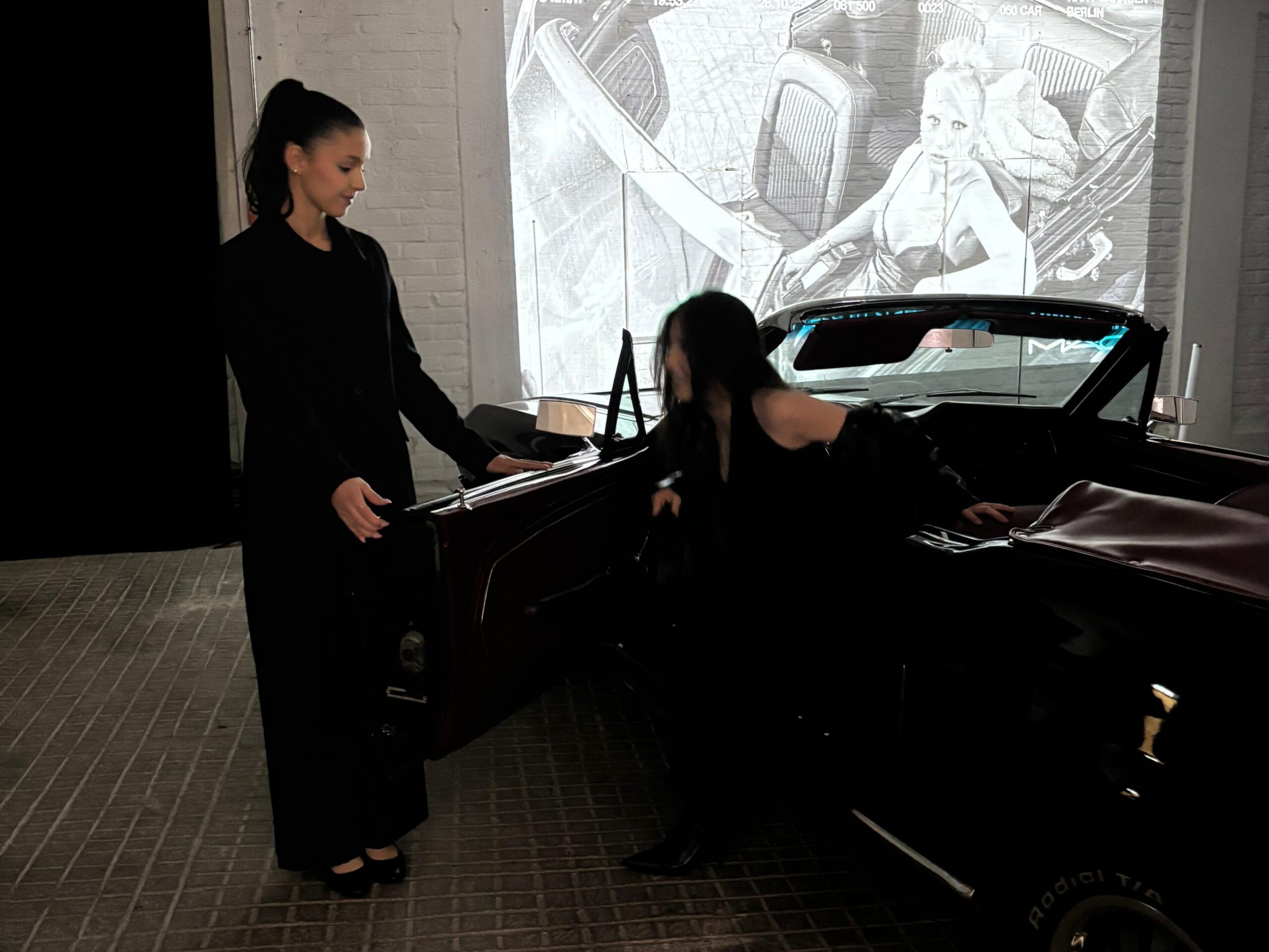 Zwei Promotion Hostessen im Automotive-Bereich bei einem cinnamon Event, professioneller Markenauftritt und Kundenbetreuung rund um Fahrzeuge und Mobilität