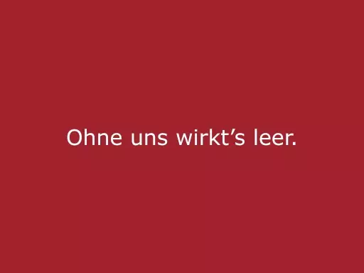 Roter Hintergrund mit beiger Schrift „Ohne uns wirkt’s leer“, modernes Statement für cinnamon Eventpersonal, Hospitality und professionelle Veranstaltungen