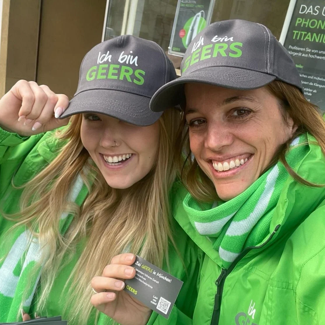 Promoterinnen in grünen Jacken bei einer cinnamon Promotion in Rostock, lächelnder Markenauftritt und freundliche Kundenansprache bei Event und Straßenpromotion