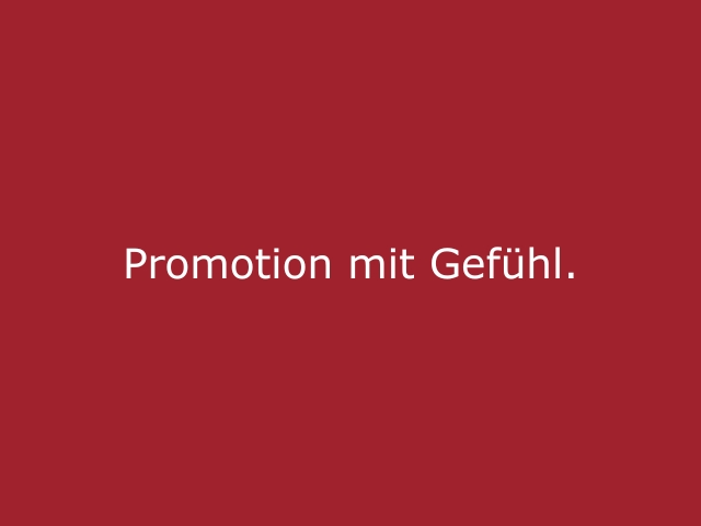 Roter Hintergrund mit beiger Schrift „Promotion mit Gefühl“, modernes Statement für emotionale Markenaktivierung, authentische Promotion und erlebbare Kampagnen von cinnamon