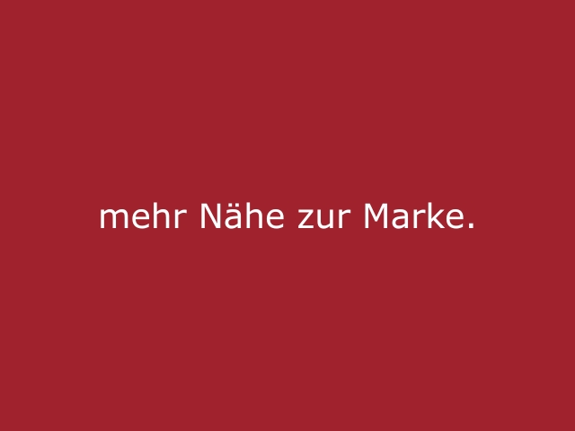 Roter Hintergrund mit beiger Schrift „Mehr Nähe zur Marke“, emotionales Statement für Sampling, Promotion und authentische Markenbindung durch persönliche Produkterlebnisse von cinnamon