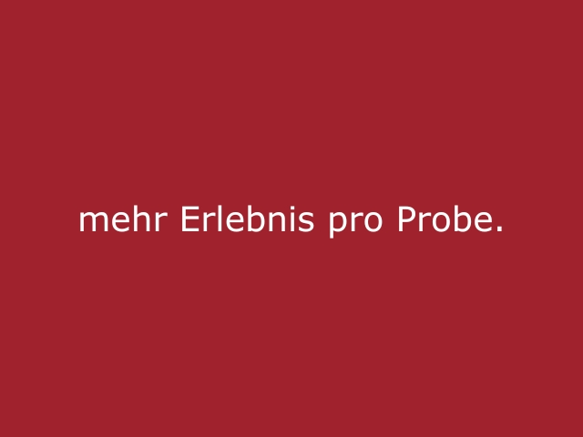 Roter Hintergrund mit beiger Schrift „Mehr Erlebnis pro Probe“, modernes Statement für Sampling, Promotion und erlebnisorientiertes Marketing mit cinnamon.
