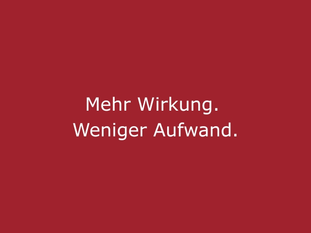 Roter Hintergrund mit beiger Schrift „Mehr Wirkung, wenig Aufwand“, modernes Statement für Modelhostessen, Events und die cinnamon Agentur