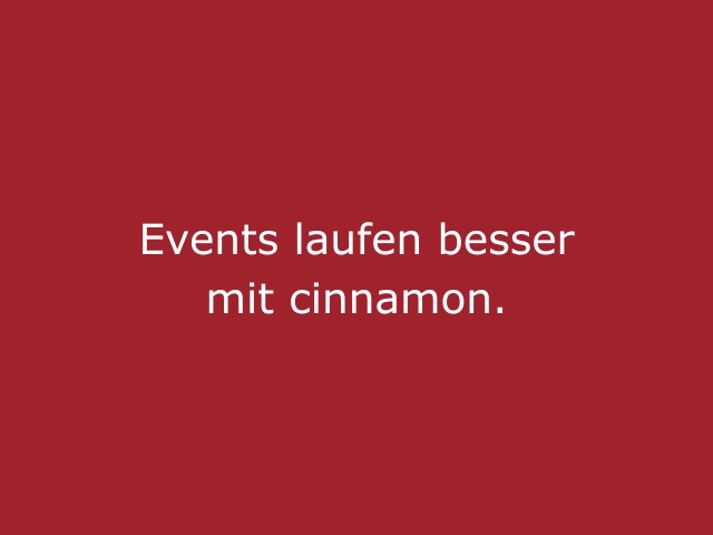 Roter Hintergrund mit beiger Schrift &bdquo;Events laufen besser mit Cinnamon&ldquo;, modernes Statement f&uuml;r Hospitality, Eventservice und G&auml;stebetreuung