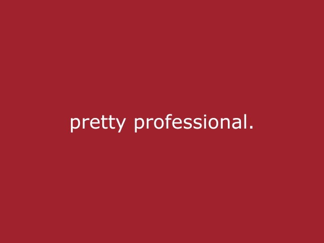 Roter Hintergrund mit beiger Schrift „Pretty professionell“, modernes Statement für Modelhostessen, Beauty, Hospitality und stilvolle Eventauftritte