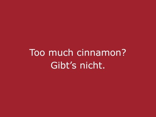 Roter Hintergrund mit beiger Schrift „Too much cinnamon gibt’s nicht“, modernes Statement für cinnamon Hospitality, Eventpersonal und besondere Veranstaltungen in München