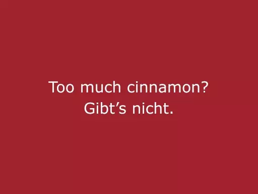 Roter Hintergrund mit beiger Schrift „Too much cinnamon gibt’s nicht“, modernes Statement für cinnamon Hospitality, Eventpersonal und besondere Veranstaltungen in München