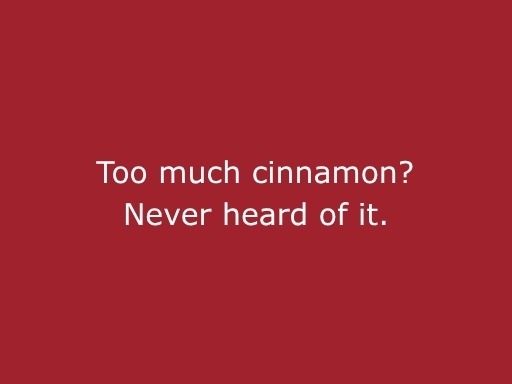 Roter Hintergrund mit beiger Schrift „Too much cinnamon? Never heard of it“, modernes Statement für cinnamon Hospitality, Eventpersonal und besondere Veranstaltungen in Wiesbaden