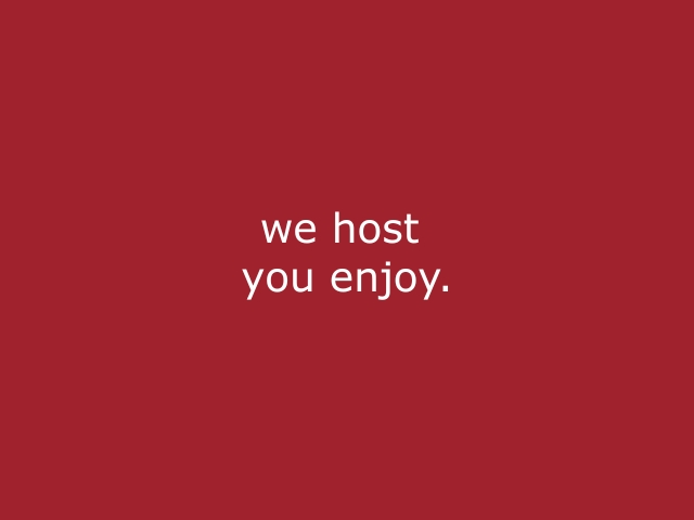 Roter Hintergrund mit beiger Schrift „We host you enjoy“, modernes Statement für Transferhosts und Transferhostessen der cinnamon Agentur im Hospitality Bereich