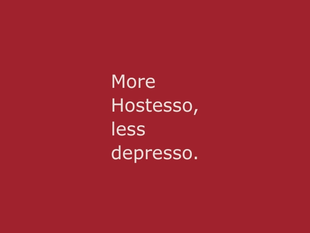 Roter Hintergrund mit beiger Schrift „More hostesso, less depresso“, humorvolles Statement für Transferhosts, Transferhostessen und professionelles Eventpersonal von cinnamon