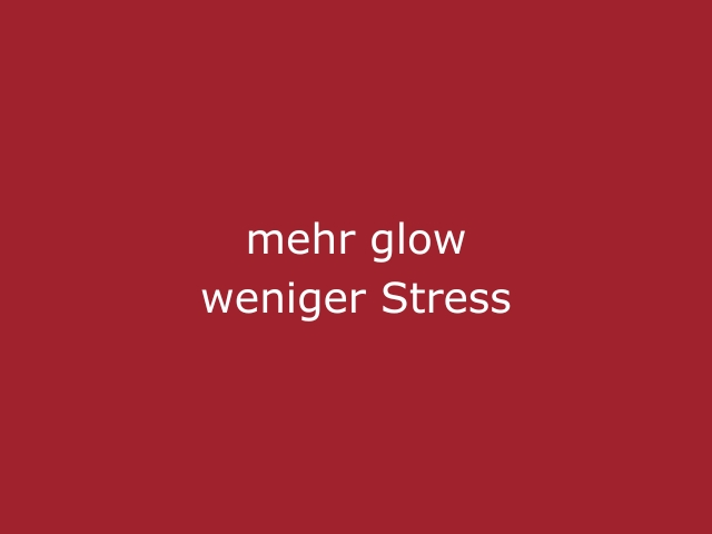 Roter Hintergrund mit beiger Schrift „Mehr Glow, weniger Stress“, modernes Statement für Modelhostessen, Hosts und professionelles Eventpersonal von cinnamon