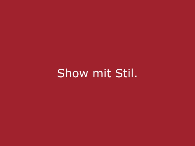 Roter Hintergrund mit beiger Schrift „Show mit Stil“, modernes Statement für auffällige Promotion Outfits, Walking Acts und stilvolle Markeninszenierungen von cinnamon