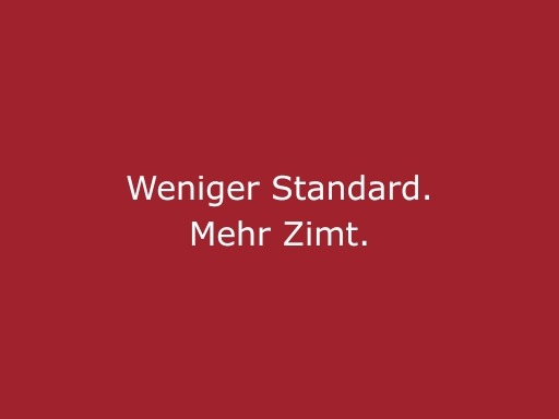 Roter Hintergrund mit beiger Schrift „Weniger Standard, mehr Zimt“, modernes Statement für cinnamon Eventpersonal, Hospitality und besondere Veranstaltungen in Frankfurt
