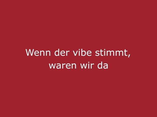Roter Hintergrund mit beiger Schrift „Wenn der Vibe stimmt, waren wir da“, modernes Statement für cinnamon Hospitality, Eventpersonal und besondere Veranstaltungen in Münster